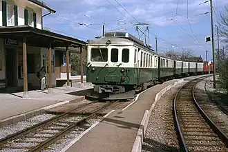 La BDe 4/4 4 avec son train mixte entrant en gare d'Apples