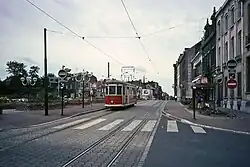 juin 1982 Motrice 500 sur la ligne 1 bis à l'arrêt Dron rue Faidherbe à Tourcoing. Ce tracé est abandonné dans les années 1990 lors de la reconstruction de la ligne.