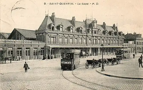 Tramway à air comprimé Mékarski devant la gare de Saint-Quentin (Aisne) vers 1906.