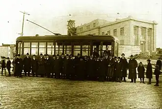 Le tramway devant l'actuel Bureau de poste vers 1917.