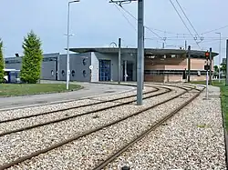 Entrée de l'atelier-dépôt Saint-Julien, où le rail de type Broca est utilisé malgré la pose sur ballast.