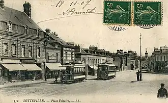 La ville était desservie par l'ancien tramway de Rouen de 1879 jusqu'aux années 1930.