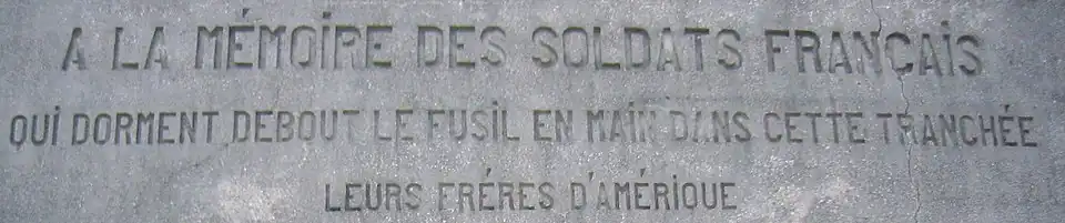 Plaque : À LA MÉMOIRE DES SOLDATS FRANÇAIS QUI DORMENT DEBOUT LE FUSIL EN MAIN DANS CETTE TRANCHÉE LEURS FRÈRES D'AMÉRIQUE (sic)