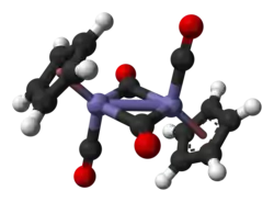 Isomère trans avec liaison Fe–Fe