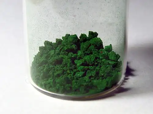 Cristaux de trans-[CoCl2(en)2]Cl.