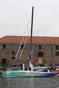 Le trimaran à qui devant les docks du Havre.