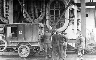 Transfert de blessés à bord d'un navire en 1918.