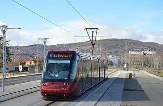 Le tramway sur pneus de Clermont-Ferrand, près du stade Gabriel-Montpied, en février 2015.