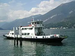 Ferry Ghisallo transportant des voitures, le jour.