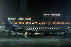 Avion de profil, photo de nuit.