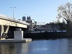 Pile centrale et culée nord de la passerelle vues de la rive gauche, en 2021.