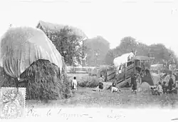 Batteuse animée par un cheval placé sur une trépigneuse, Guyancourt, France, début XXe&nbsp;siècle.