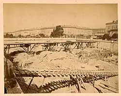 Au second plan, le pont Neuf derrière l'estacade, peu avant sa démolition.