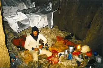 Jean-Yves Bigot au camp souterrain, bivouac à -680 m (T2).