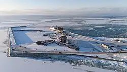 Vue aérienne du terminal de la traverse de Rivière-du-Loup et de son traversier, le Trans-Saint-Laurent, en décembre 2024.