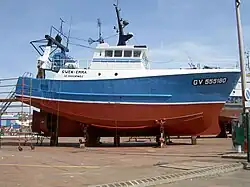 Le chalutier Gwenn Emma en réparation sur le quai de Léchiagat.