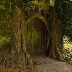 Les portes nord de l'église Saint-Édouard&nbsp;(en) de Stow-on-the-Wold (dans les collines de Cotswold du Gloucestershire) peuvent être parmi les inspirations des « Portes de Durin », l'entrée de la Moria.