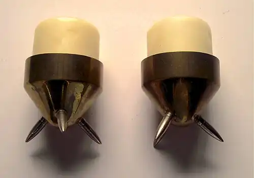 Chandeliers d’autel, douilles d’obus et balles.