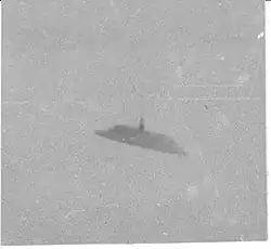 Vue rapprochée d'un objet en forme de disque sur fond de ciel.