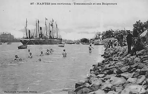 Baigneurs dans la Loire à Trentemoult vers de début du XXe&nbsp;siècle.
