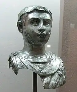 Buste de jeune homme