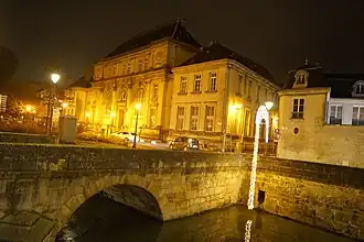 façade et pont des Viviers sur le Mau,