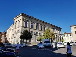 Photographie montrant le Tribunal d'instance de Thiers en gros plan, lieu où était situé la château du seigneur de Thiers jusqu'au XIXe&nbsp;siècle.