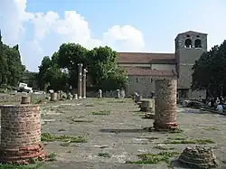 Le forum romain et la cathédrale au sommet de la colline de San Giusto