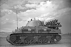 Photographie d'un char sans canon transportant des sortes de traineaux.