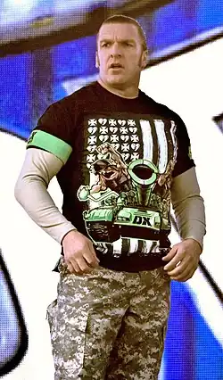 Le catcheur Triple H, vêtu d'un T-shirt de la D-Generation X, lors de l'édition 2011 de WWE Tribute to the Troops.