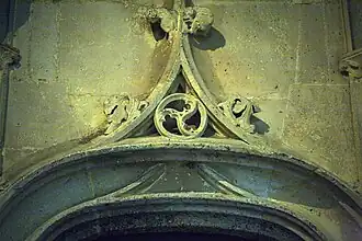 Arc en anse de panier et Triskelion, cathédrale de Senlis, XVIe&nbsp;siècle.