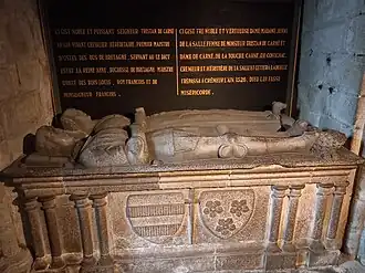 Cénotaphe de Tristan de Carné, seigneur de Crémeur et capitaine de Guérande, et de son épouse Jeanne de La Salle, dans la crypte. Réalisée en kersantite au XVIe&nbsp;siècle sur commande de leur fils, cette œuvre témoigne de la puissance du couple ayant servi les ducs de Bretagne puis les rois de France.