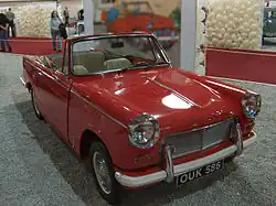 Photographie d'une voiture rouge exposée dans un musée.