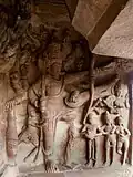 Trivikrama: les Trois Pas de Vishnu, en nain brahmane, relief tourné vers l'Est. Grotte 3, paroi occidentale de l'auvent. Grotte 3, fin VIe&nbsp;siècle.