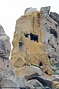 Parc de Göreme, habitat troglodytique à Çahusin, roche jaune