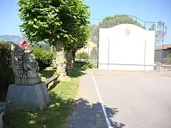 Fronton avec statue de Pierre Bordaçarre