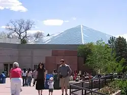 Bâtiments abritant les espèces tropicales dont des poissons et des reptiles.