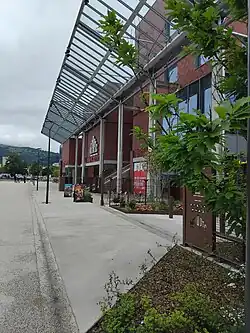 Trottoir extérieur, côté domaine universitaire