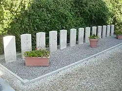Cimetière église St Pierre et Paul : tombes de soldats de la Royal Air Force morts le 4 mai 1944.