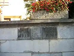 Des plaques souvenir datant de 1813 et 1846 du monument abreuvoir.