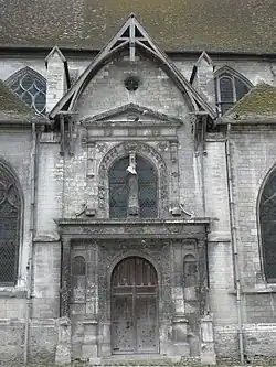 Portail avec monogrammes.