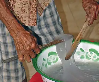 Des fourchettes en bois (gata-gata) sont utilisées pour cuisiner la papeda (île de Céram, 2009).