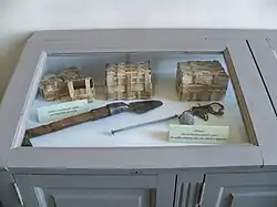 Cavadou (petite pelle)et caissettes.