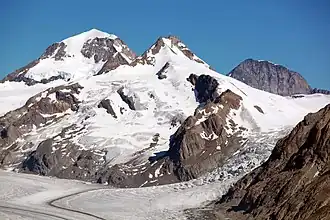 Vue du Trugberg, au centre, flanqué du Mönch à gauche et de l'Eiger à droite.