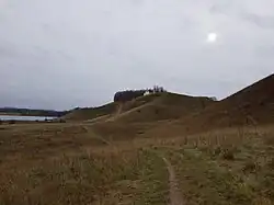 La colline fortifiée avec le Gorodichtchenskoïe à gauche.