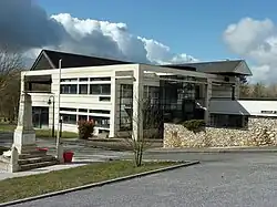 Photographie en couleurs d'un bâtiment moderne et verre et béton.
