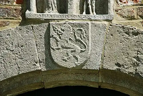 Le blason ornant la clé de voûte de la porte.