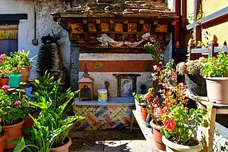 Petit sanctuaire de la cour dédié à un esprit Tshömen.