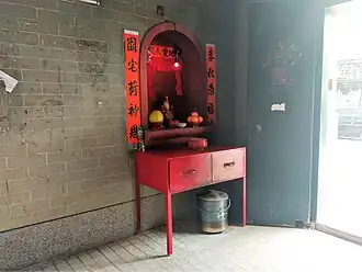 Autel de Tudigong dans la porte d'entrée de Tsing Chuen Wai&nbsp;(en).