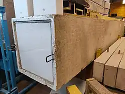 Photographie du Tube de Kundt du laboratoire LTDS (Laboratoire de Tribologie et Dynamique des Systèmes) de l'ENTPE basé à Vaulx-en-Velin, en France